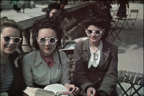 Ladies socialise on Fermob bistro furniture in Paris