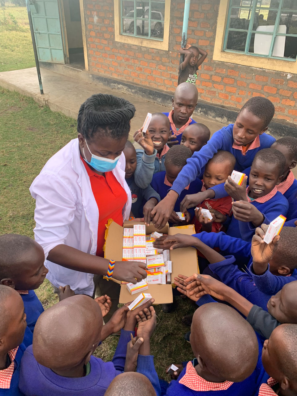 Dr Irene hands out Zentel to the children from Partakilat School 